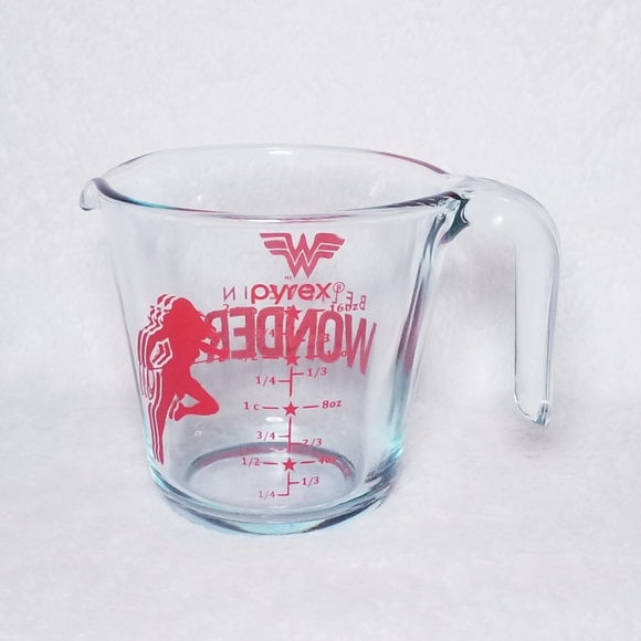 Wonder Woman Pyrex Measuring Cup - Picture 3 of 3